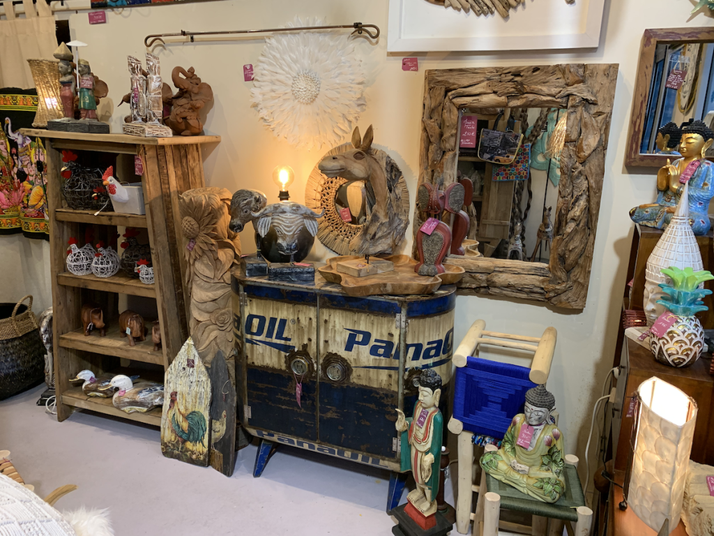 photo des objets de décoration de la boutique Objets du Monde à Saint-Clement-des-Levees