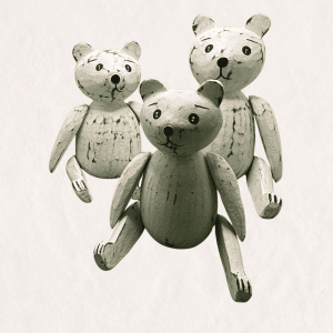 Ourson en bois décoratif articulé – objet déco artisanal pour chambre enfant