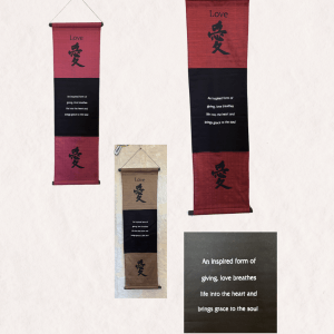 Tenture murale Love en tissu avec support en bois – décoration murale citation